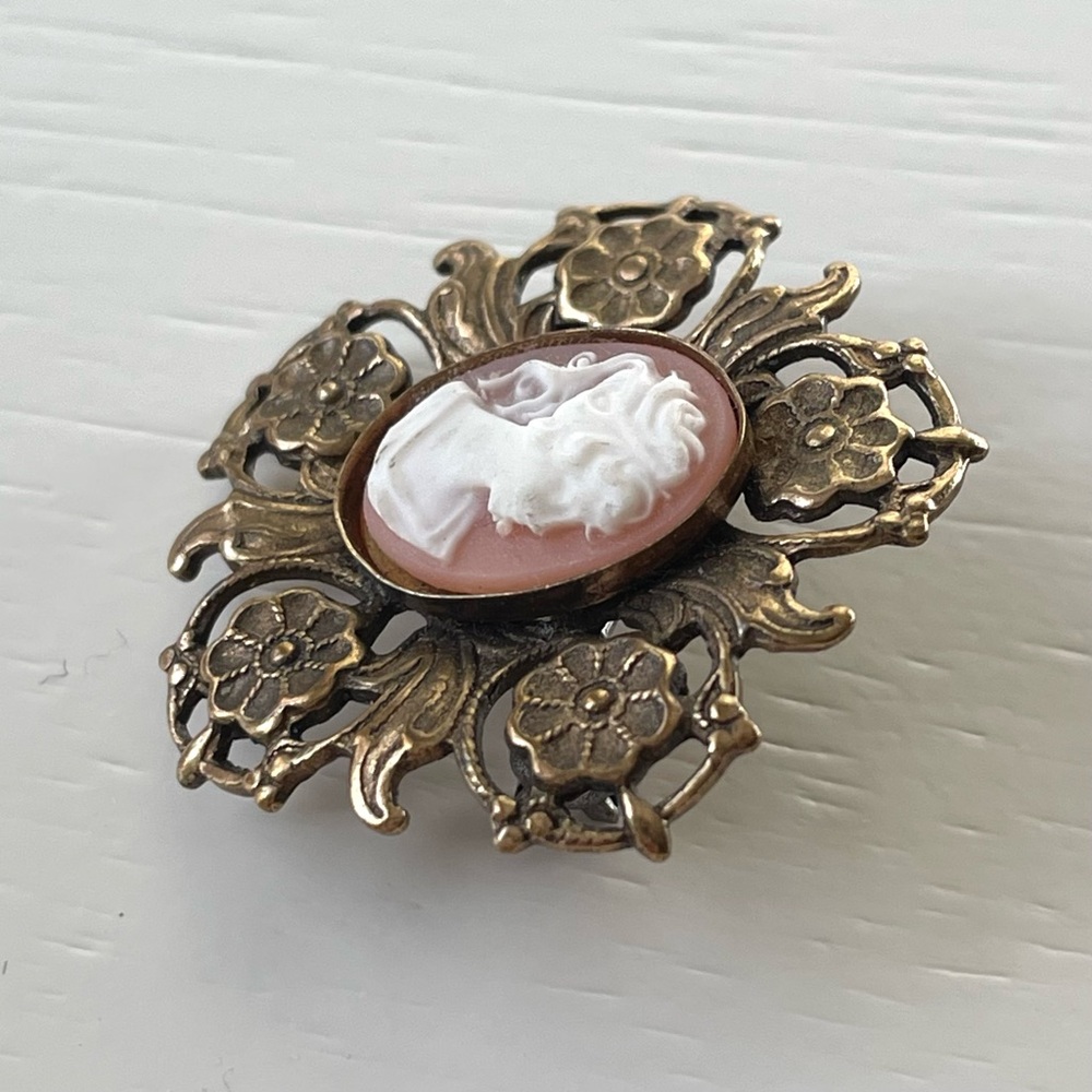 Vintage/antique cameo brooch pin goldtone floral setting romantic cottagecore - Picture 3 of 11